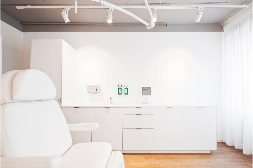 Behandlungsraum 1 FALTENFEE® Dr. med. Katrin Decker Praxis für Ästhetische Medizin in Dortmund I Behandlungsraum: Ruhiger, heller Behandlungsraum der Privatpraxis FALTENFEE® in Dortmund